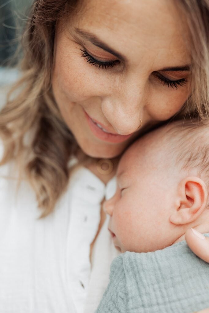 Eine Frau hält ein Baby im Arm.