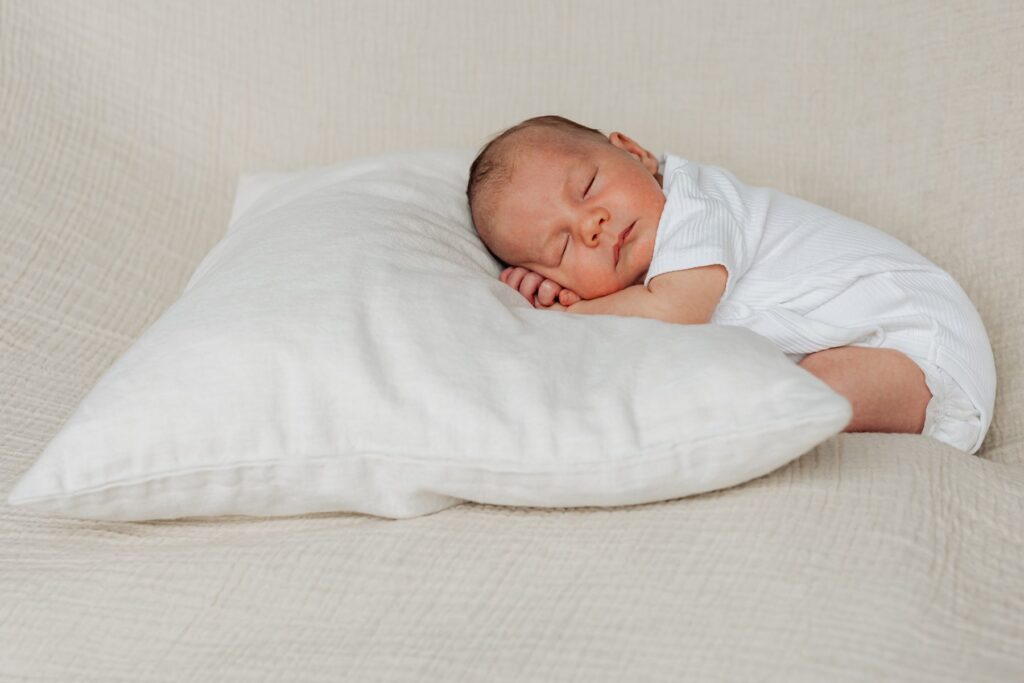 Ein Baby schläft auf einem Kissen.