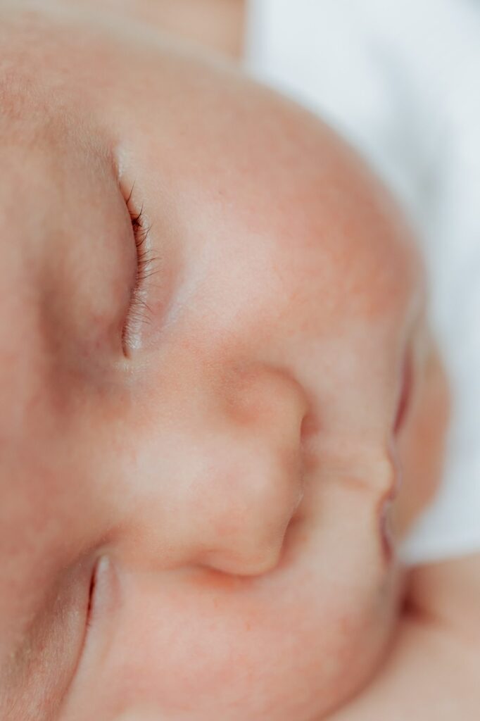 Eine Nahaufnahme eines Babys, das mit geschlossenen Augen schläft.